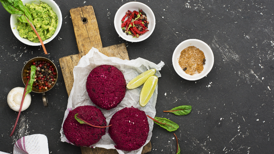 Rote-Bete-Puffer mit mexikanischer Guacamole  