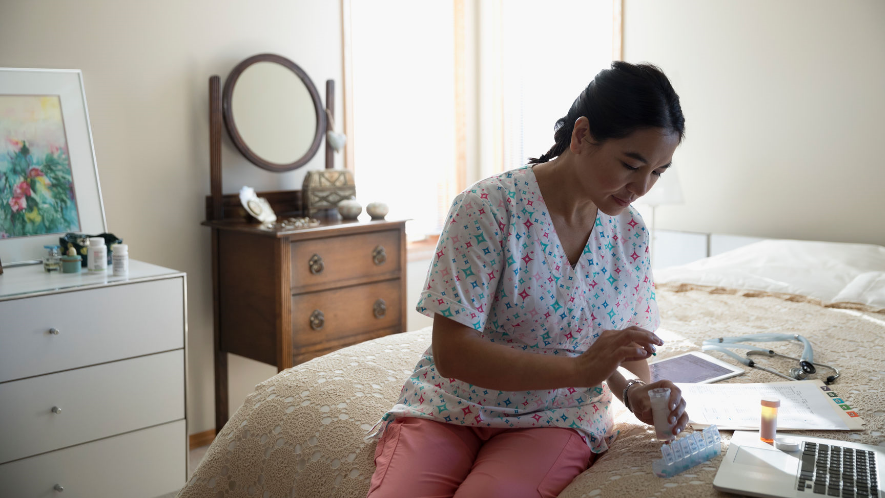 Pflegerin sortiert Medikamente