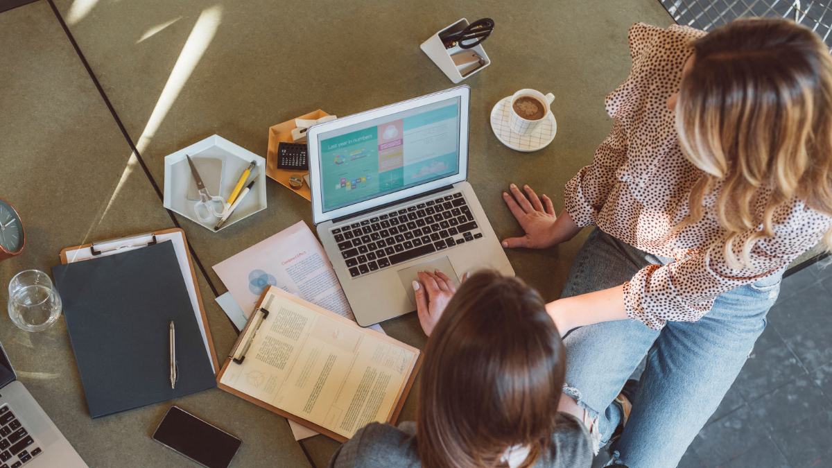 Eine Arbeitsassistenz unterstuetzt eine MS-Betroffene