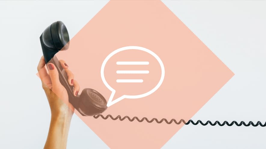 Nachgefragt: Frauenhand hält Telefonhörer