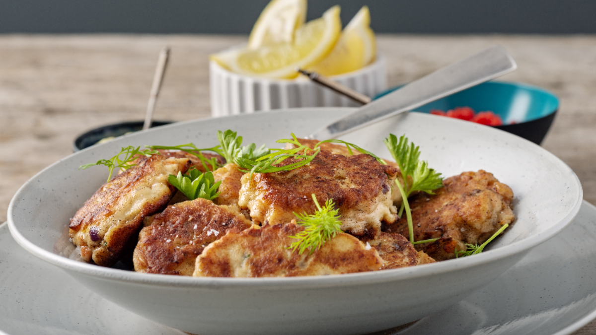 Gedeckter Tisch mit Thunfischfrikadellen