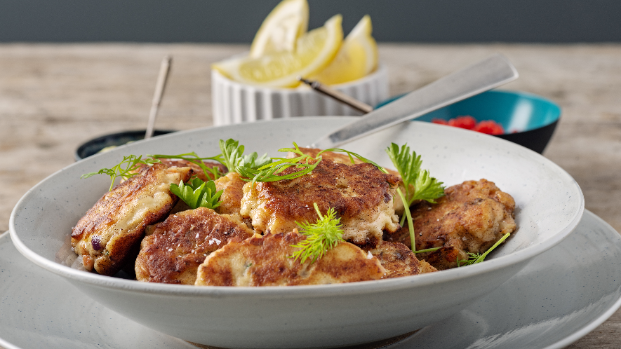Thunfischfrikadellen mit Gurken-Orangen-Salat  