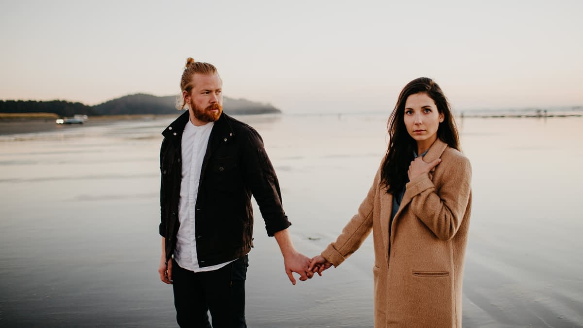 Ein Paar geht am Strand spazieren Ein Paar geht am Strand spazieren
