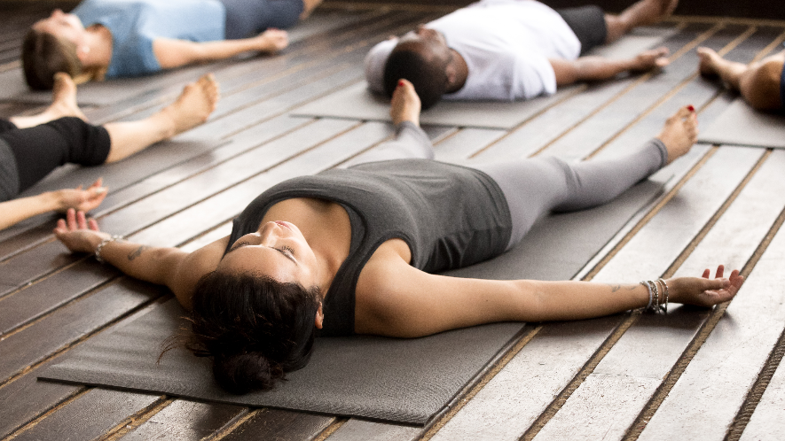 Frau mit MS beim Feldenkrais