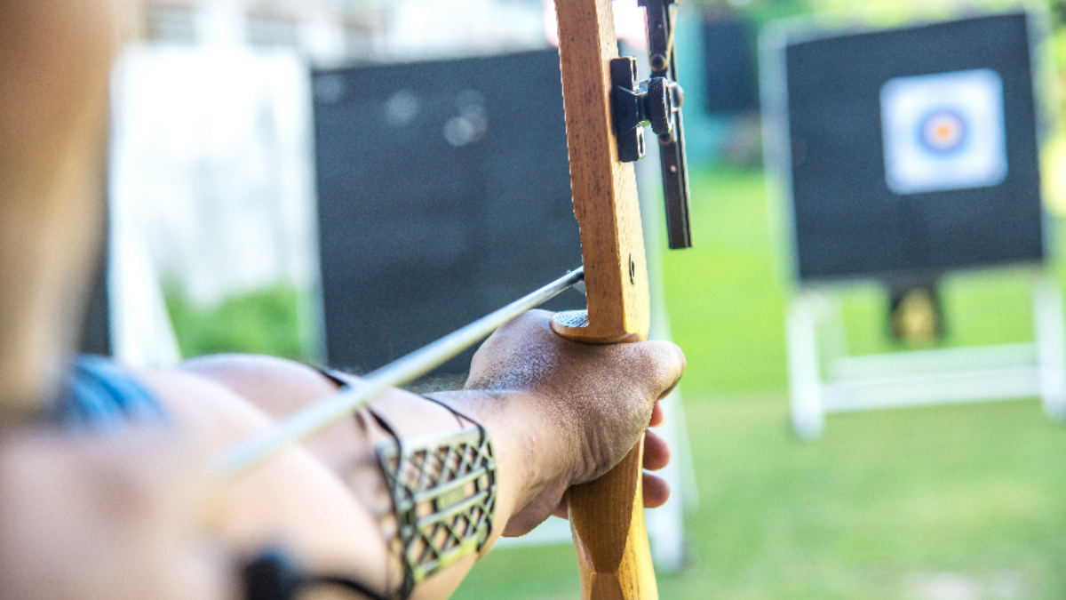 MS Betroffener beim Bogenschießen
