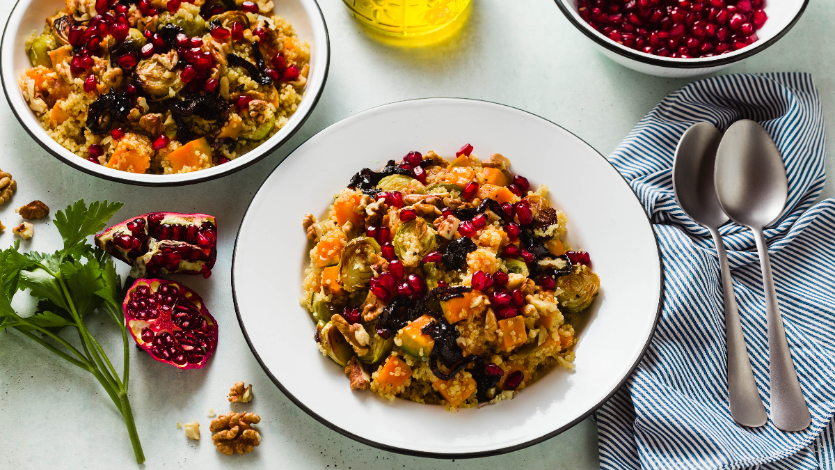 Herbstlicher Rosenkohl-Linsen-Salat mit Granatapfel-Dressing