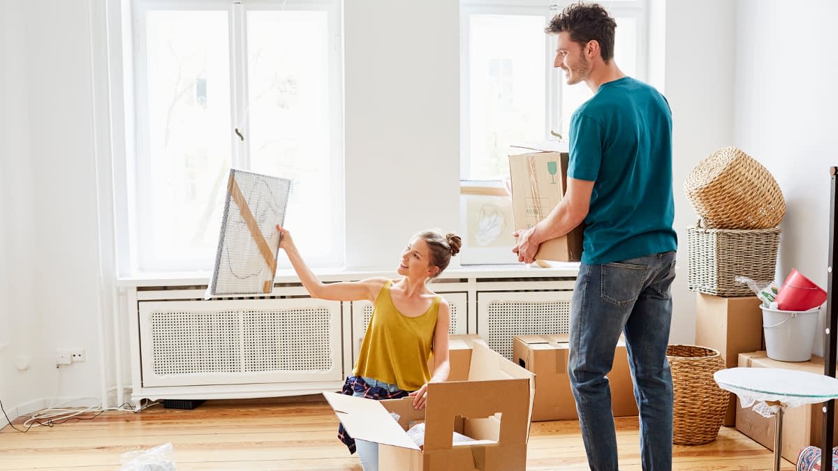 Pärchen packt Umzugskisten aus