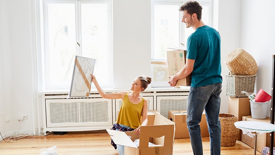 Pärchen packt Umzugskisten aus