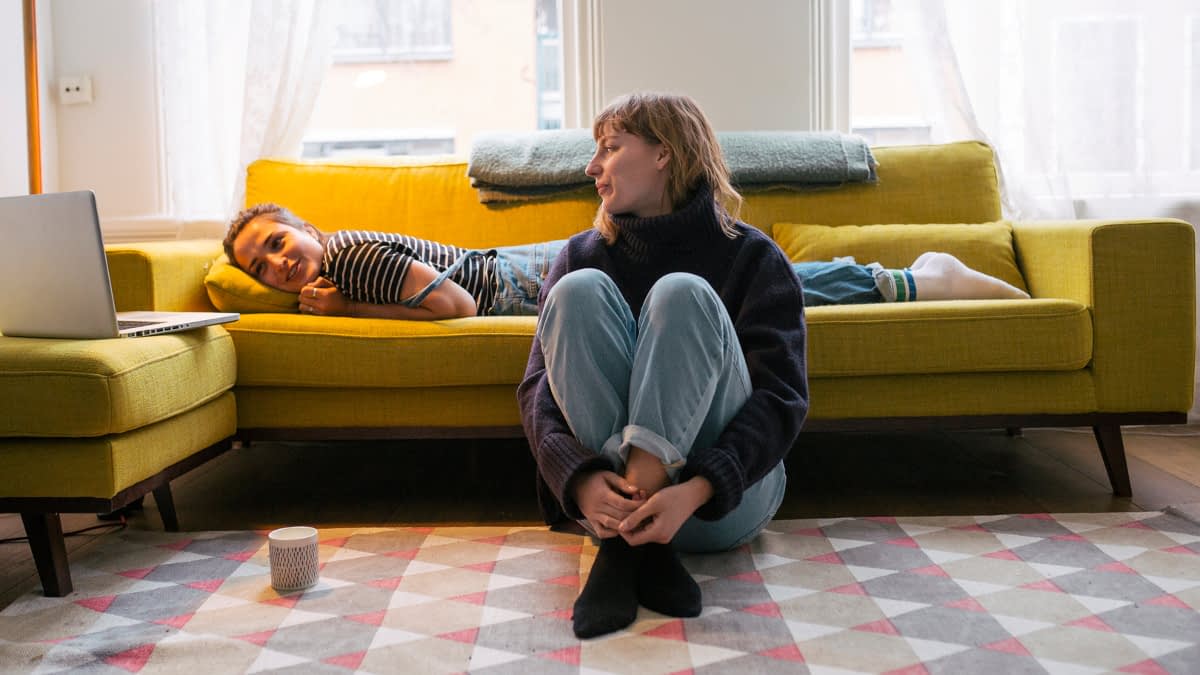 Zwei junge Frauen im Wohnzimmer 