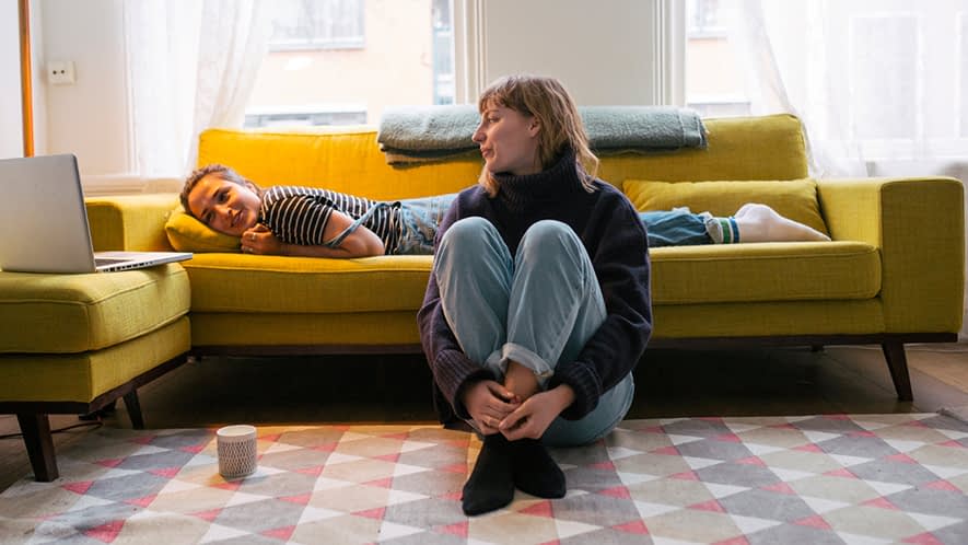 Zwei junge Frauen im Wohnzimmer 