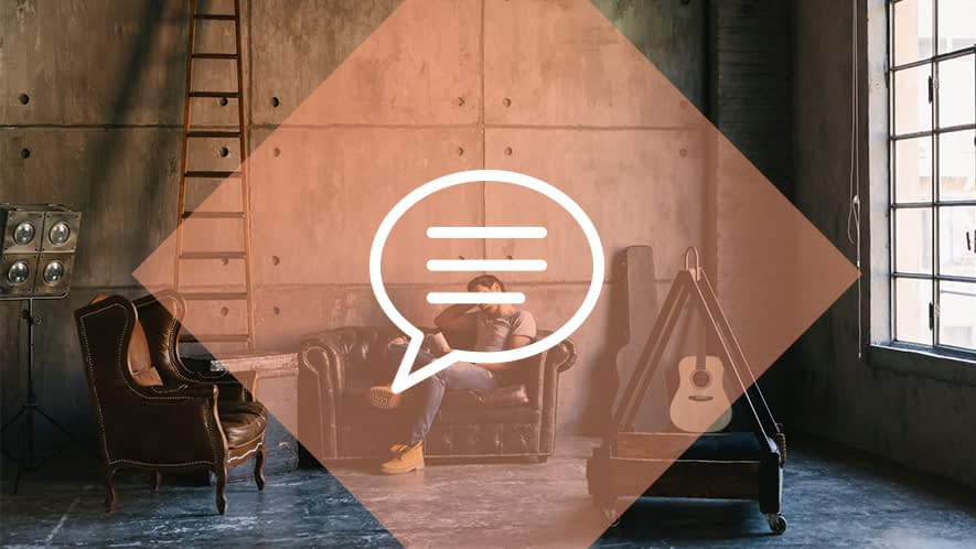 Sprechblase vor Mann im Wohnzimmer