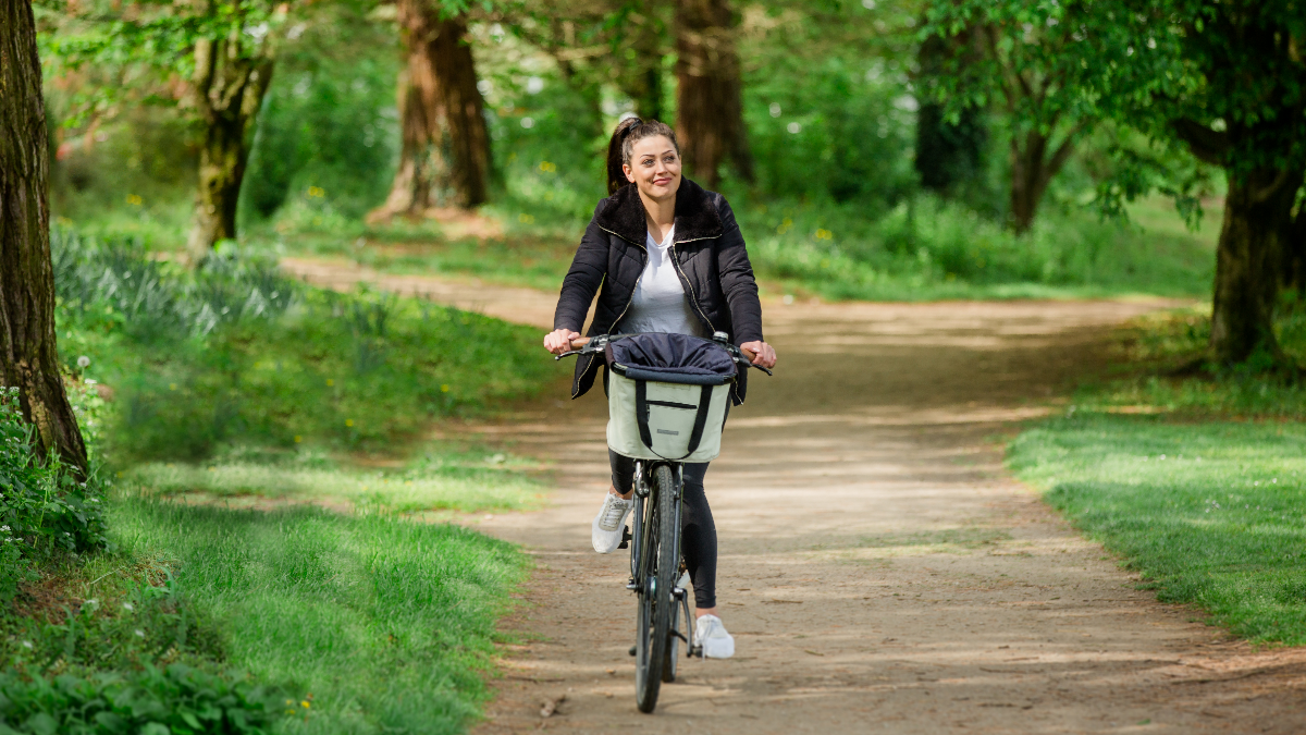 MS-Betroffene Betty unterwegs mit dem Rad MS-Betroffene Betty unterwegs mit dem Rad