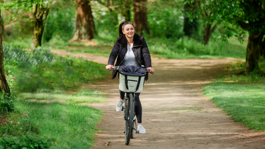 MS-Betroffene Betty fährt Fahrrad