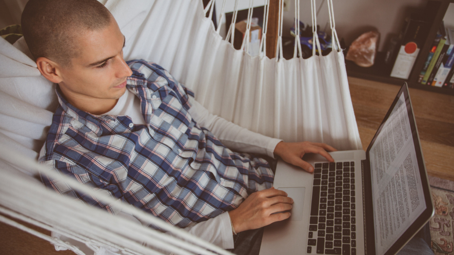 Mann mit MS arbeitet am Computer