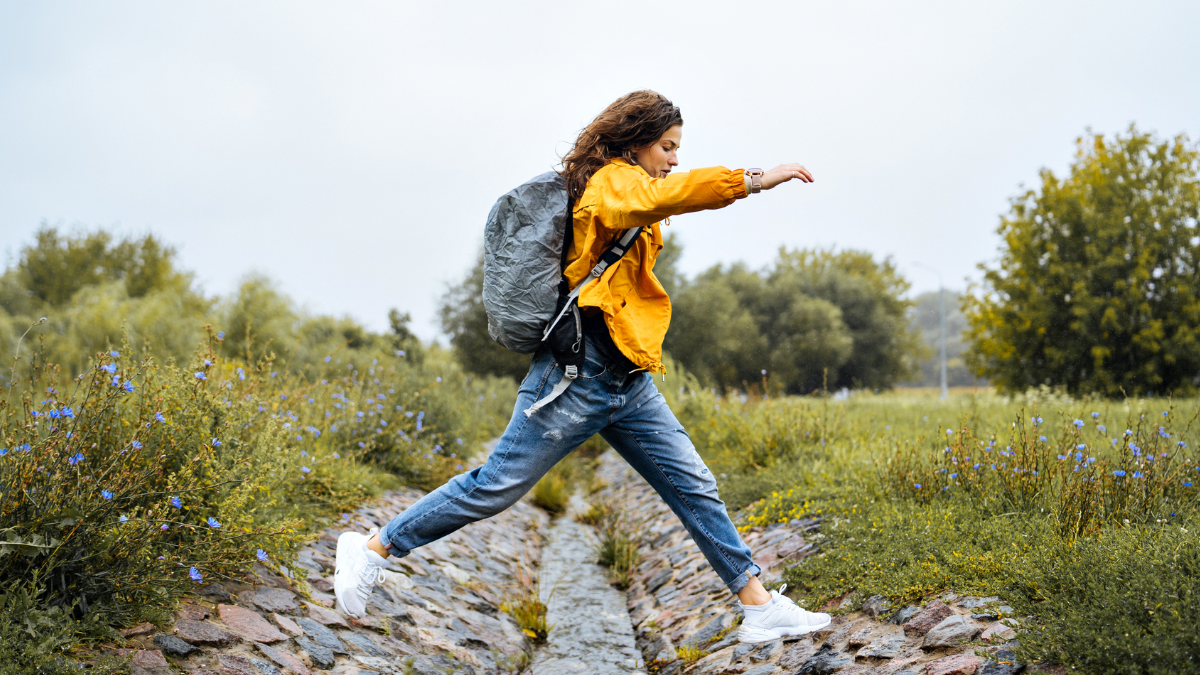 Frau mit MS springt über Bach