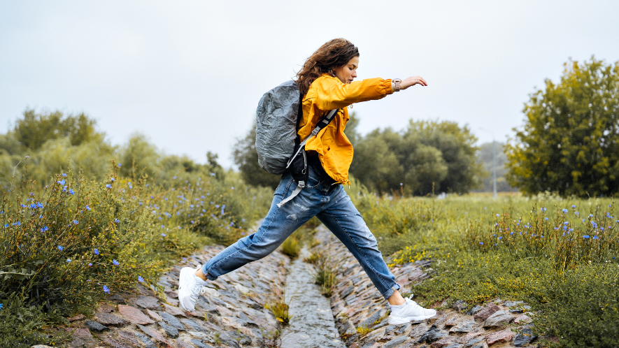 Frau mit MS springt über Bach