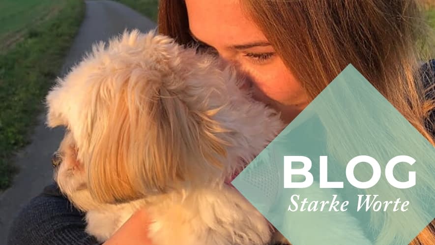 MS-Betroffene Lara mit ihrem Hund Bella