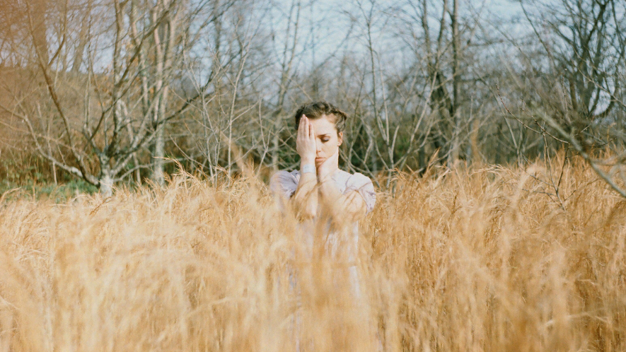 Frau, die sich ihr Gesicht hält