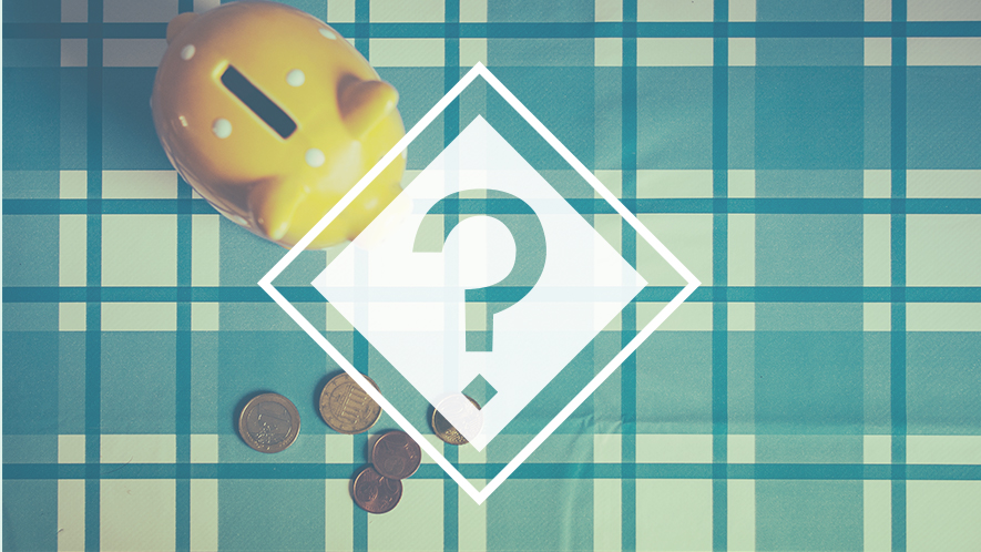 Fragezeichen vor Sparschwein und Münzen