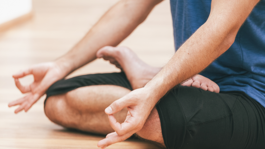 MS-Betroffener macht Yoga