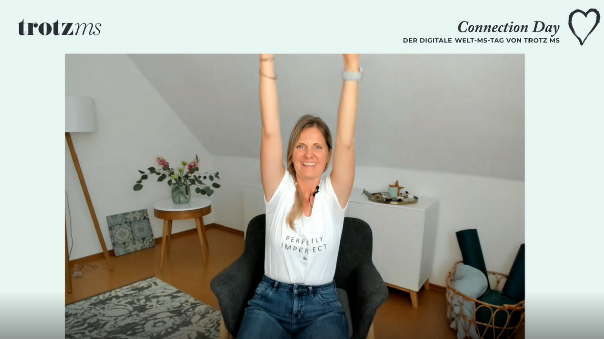 MS-Betroffene Andrea beim Yoga