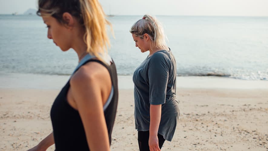 Zwei Frauen spazieren am Strand