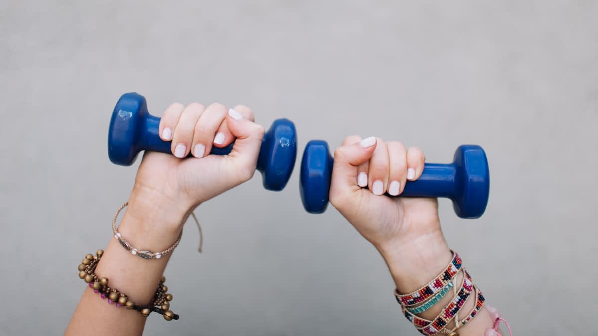 Arme halten Hanteln hoch