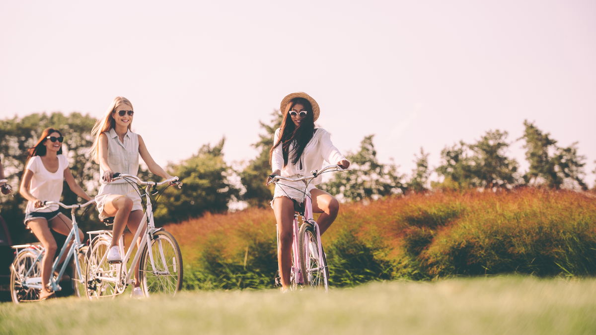 Drei junge Frauen fahren Rad Drei junge Frauen fahren Rad