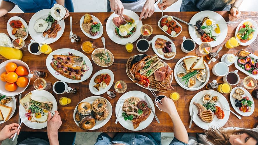 Ein reich gedeckter Tisch