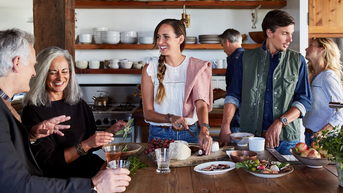 Fünf Personen bereiten zusammen ein Essen vor.