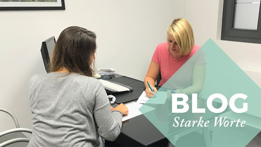 MS-Schwester Anna im Gespräch mit einer Patientin