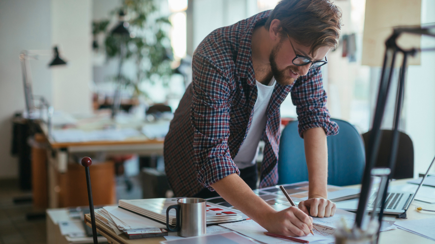 Mann an einem Schreibtisch 