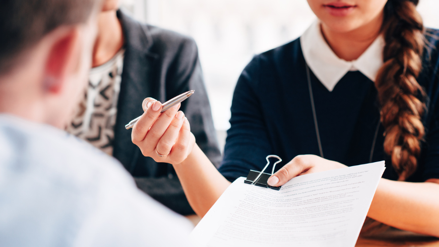 Frau, die Unterlagen überreicht. 