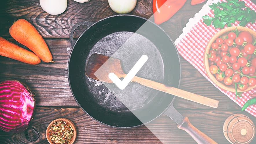 Haken vor Pfanne und Gemüse