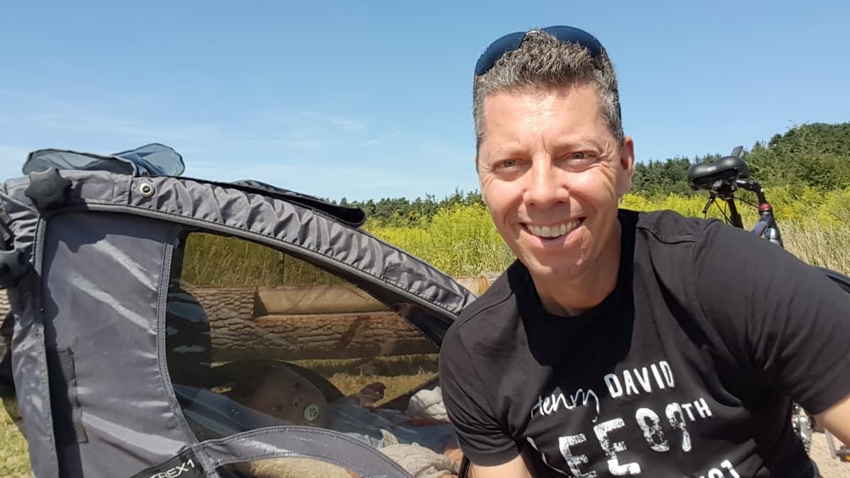 Carsten mit einem Kinderwagen