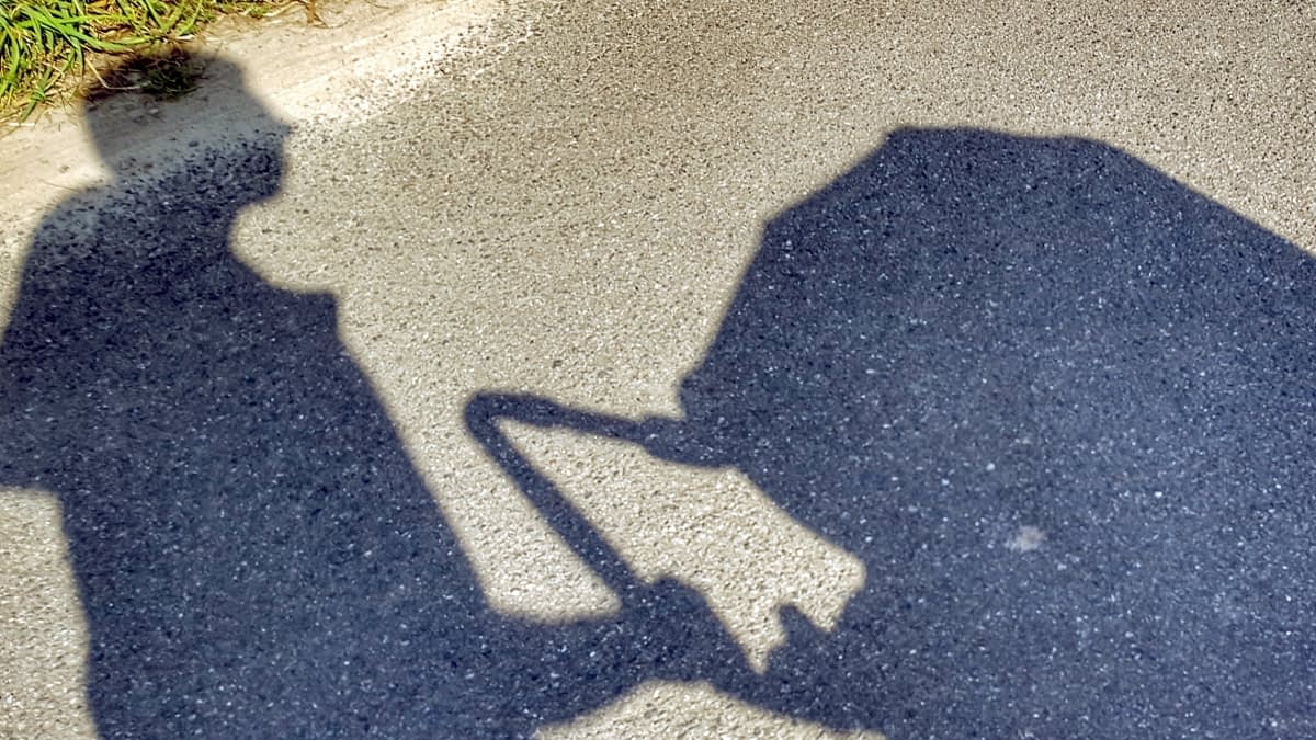 Schatten von Carsten und dem Kinderwagen