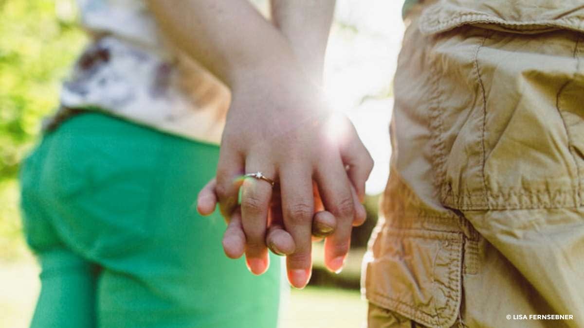 Mann und Frau halten Händchen