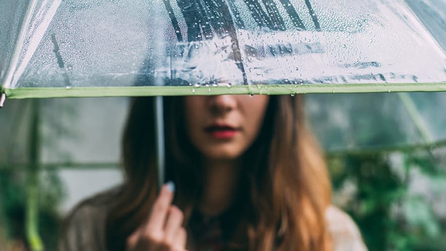 Frau unter einem Regenschirm