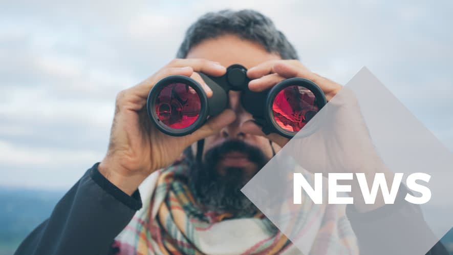 Mann schaut durch ein Fernglas