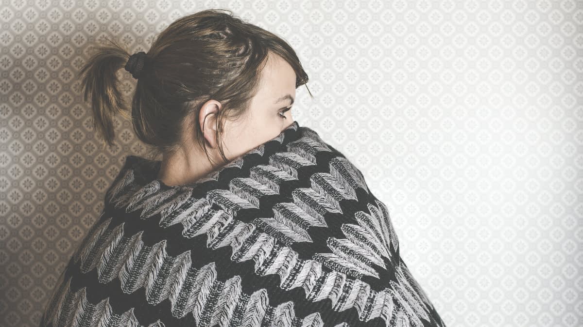 Frau in Wolldecke eingehüllt Frau in Wolldecke eingehüllt