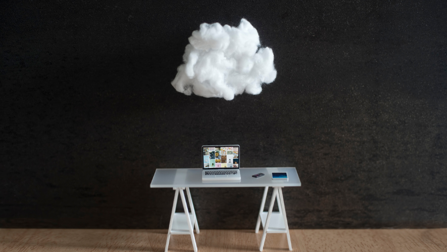 Schreibtisch mit Wolke oben drüber