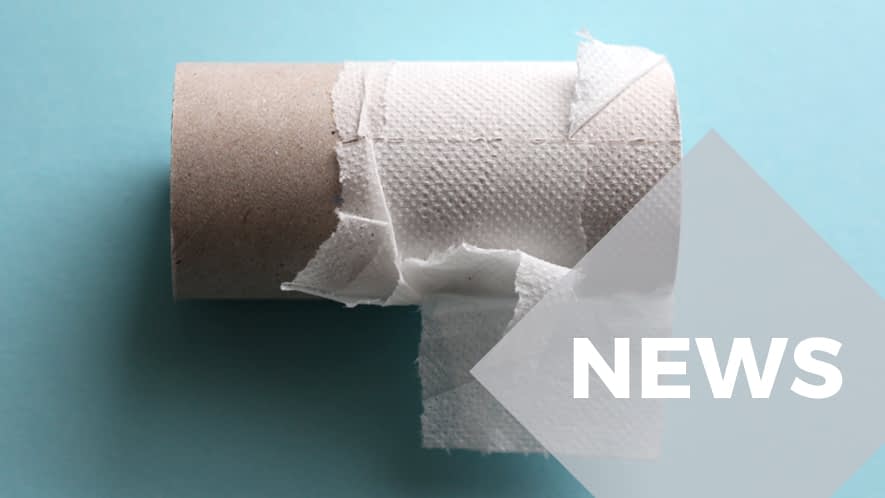 Klopapierrolle leer vor blauem Hintergrund