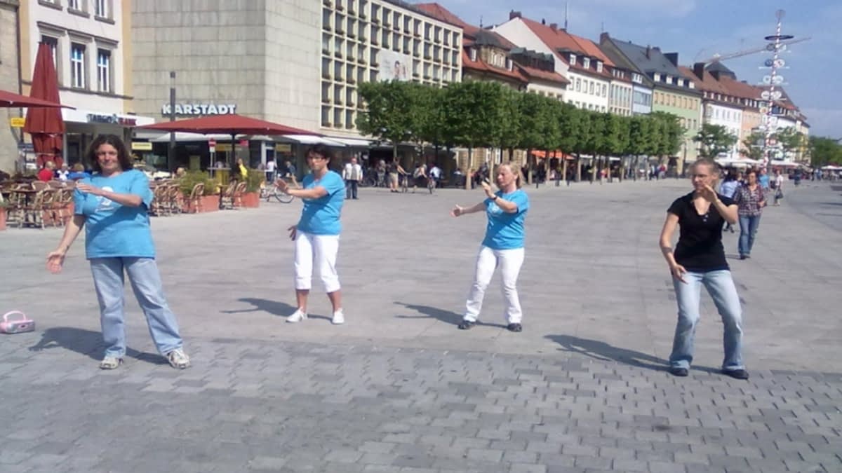 Gruppe macht Sport auf einem Platz