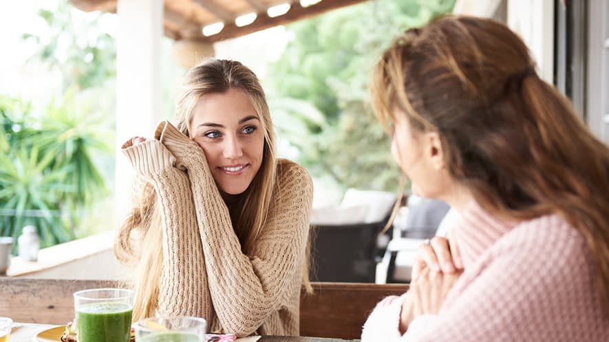 Ältere und jüngere Frau im Gespräch