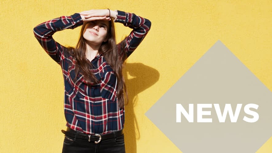 Frau schaut in die Sonne