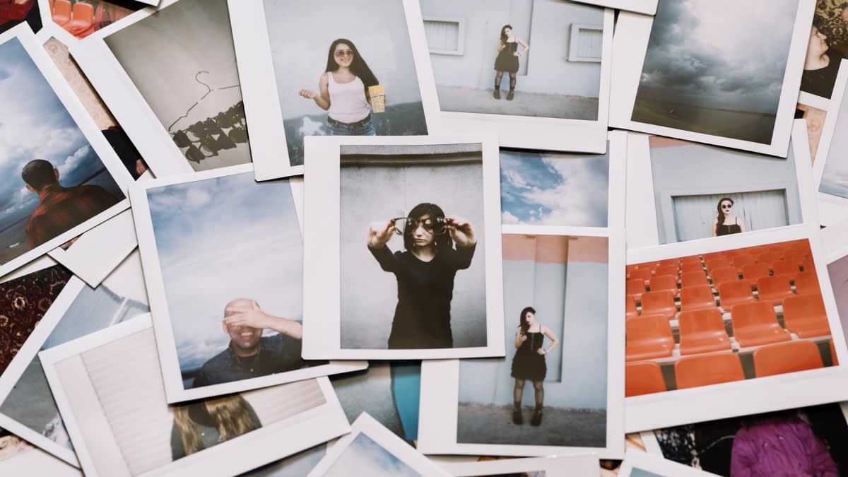 Polaroid-Fotos von verschiedenen Personen