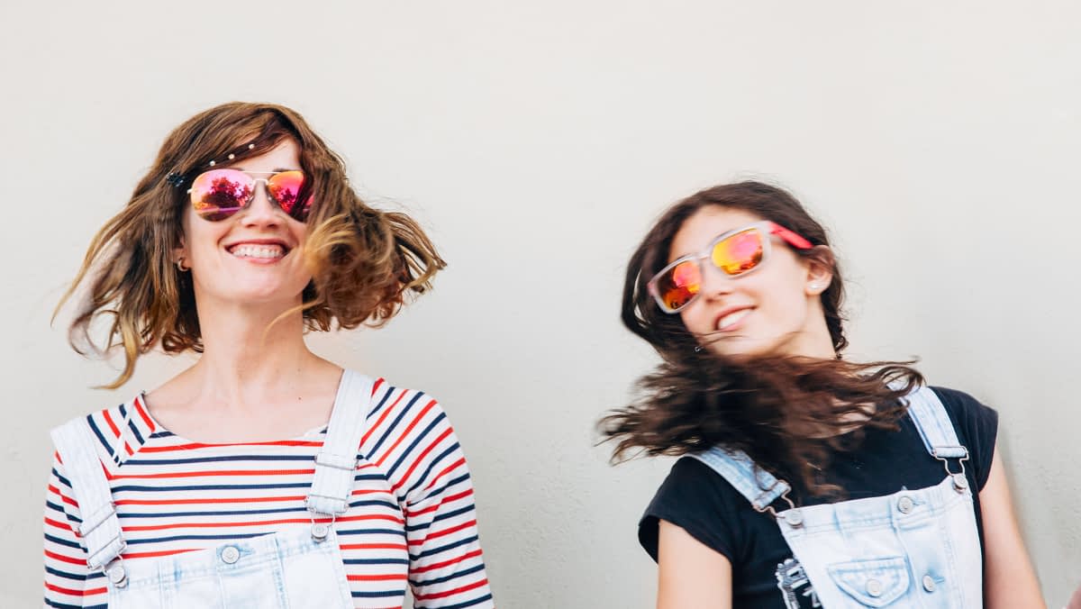 Zwei Frauen mit Sonnenbrillen