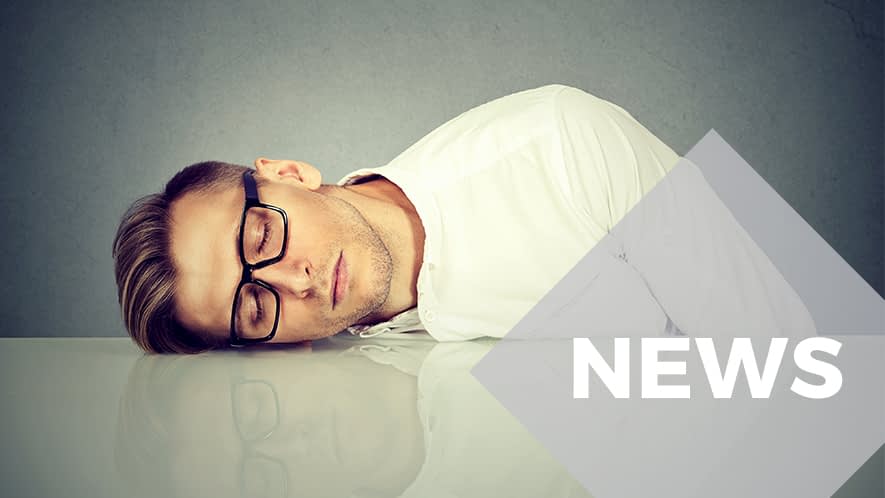 Mann liegt auf Tisch