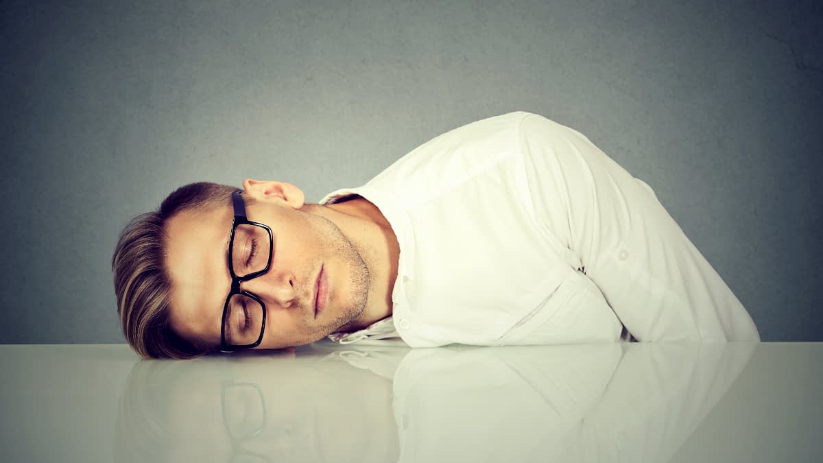 Mann liegt auf Tisch