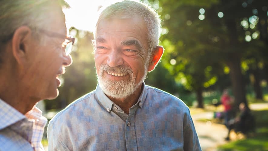 Zwei ältere Männer im Gespräch